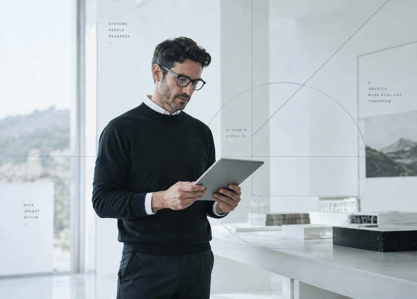 Especialista revisando información con capas de análisis digital